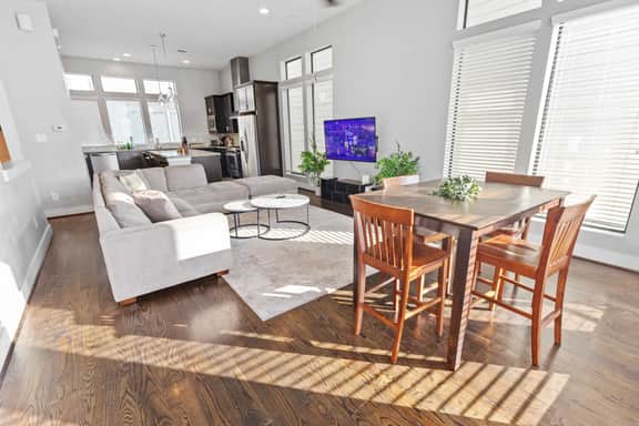 Houston Townhome w/ Skyline Views & Rooftop Patio - Image 4
