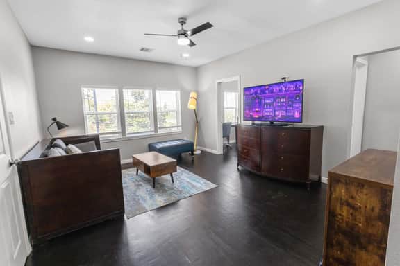 4BR Connected Home 2nd Fl | 2 Kitchens | Sleeps 10 - Image 4